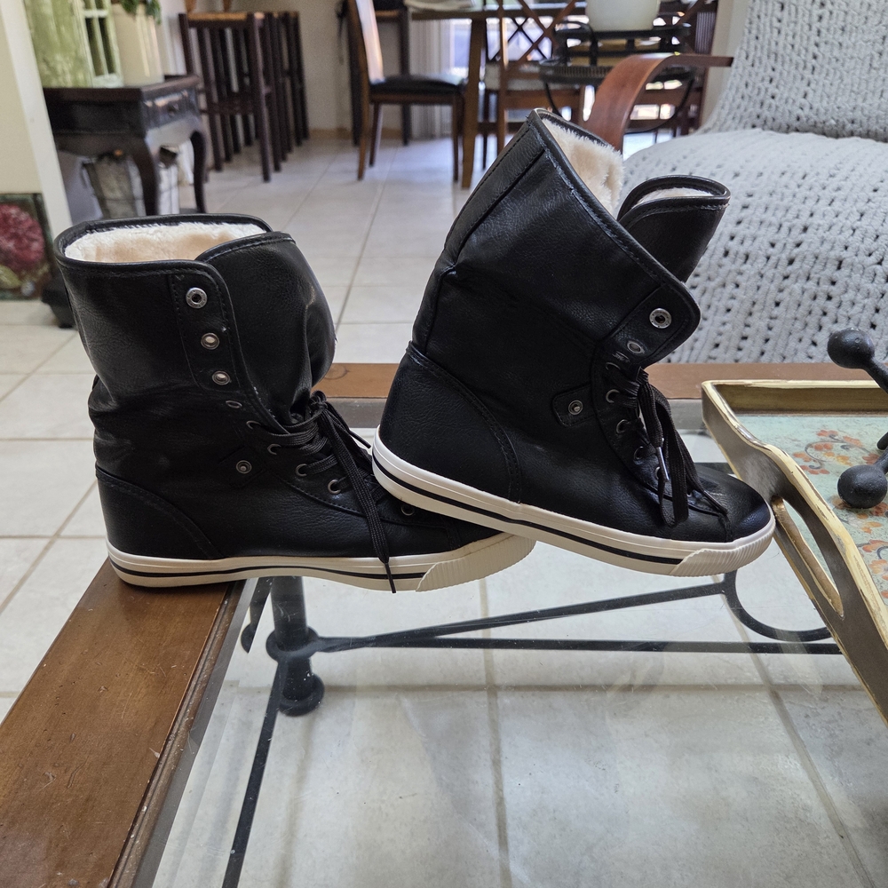 Arizona Jeans Women's Black boots. - Picture 2 of 3